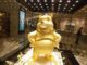 Imagen de archivo de una estatua de oro puro que representa al personaje de Disney "Winnie the Pooh" expuesta al público en un centro comercial en Hong Kong, en 2011. EFE/Alex Hofford