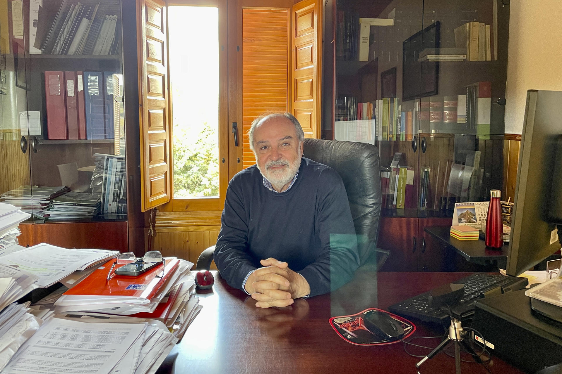 El alcalde de Valdepiélagos, Pedro José Cabrera, posa durante una entrevista con la Agencia EFE en la sede del ayuntamiento. Valdepiélagos es un pequeño municipio del norte de la Comunidad de Madrid que va a conocer a su próximo alcalde este fin de semana, 11 semanas antes de que se celebren las elecciones municipales, debido al peculiar modelo con el que eligen la composición de una candidatura que será la única que se presente para los comicios del 28 de mayo dado que los grandes partidos políticos respetan esta tradición y ni siquiera se plantean que haya una lista con sus siglas. EFE/Inés Verdejo
