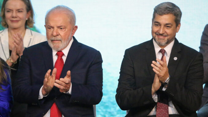 El presidente de Brasil, Luiz Inácio Lula da Silva (i), y el presidente de Paraguay, Mario Abdo Benítez, participan en un evento de la hidroeléctrica Itaipú hoy, en Foz de Iguazú (Brasil). EFE/Rubén Peña
