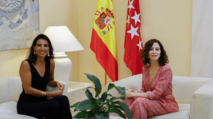 Imagen de archivo de la presidenta de la Comunidad de Madrid, Isabel Diaz Ayuso (d), con la portavoz de VOX en la Asamblea, Rocío Monasterio en la sede de la Comunidad. EFE/Sergio Pérez
