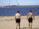 Dos jóvenes tras darse un baño en la playa de Poniente, en Gijón el pasado domingo.EFE/Paco Paredes