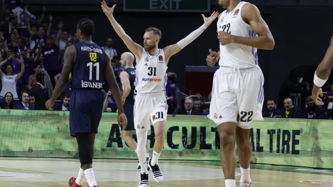 El alero bosnio del Real Madrid Dznan Musa reacciona durante el encuentro de Euroliga entre Real Madrid y Fenerbahçe Beko, en el Wizink Center, en Madrid. EFE/ Juanjo Martín
