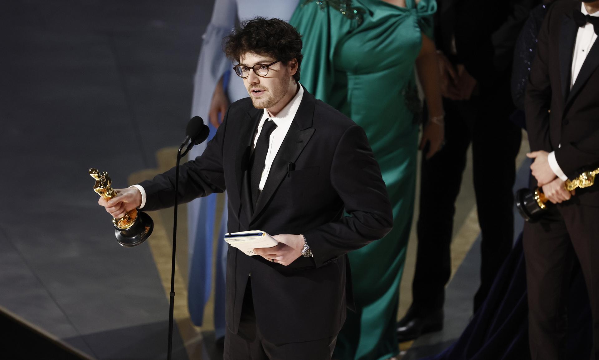 Daniel Roher tras ganar el óscar al Mejor largometraje documental por 'Navalny'. EFE/EPA/ETIENNE LAURENT
