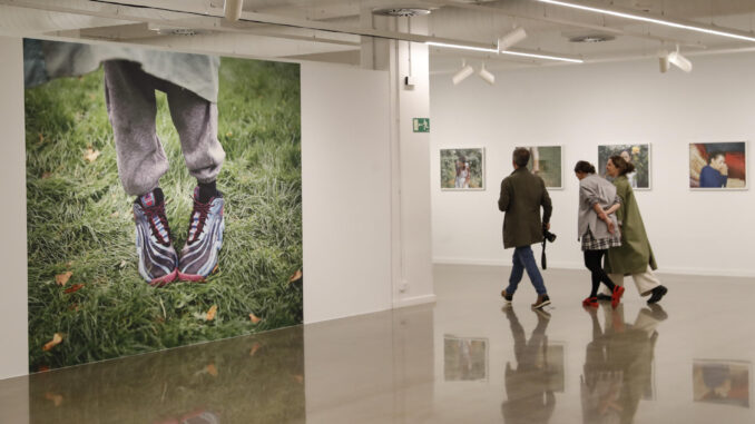 La fotógrafa Lúa Ribeira, integrante de la Agencia Magnun desde 2018, presenta este jueves en la sala Argegunea de San Sebastián la muestra "Subida al cielo", cinco series desarrolladas entre 2016 y 2020, en lo que representa la exposición más completa y extensa de su trabajo. EFE/Juan Herrero.
