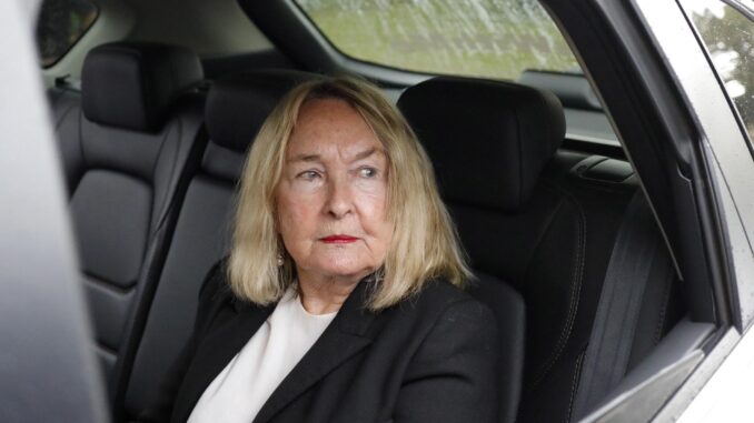 June Steenkamp, madre de la fallecida Reeva Steenkamp, llega al centro correccional de Pretoria en que se celebró la audiencia sobre Oscar Pistorius. EFE/EPA/KIM LUDBROOK
