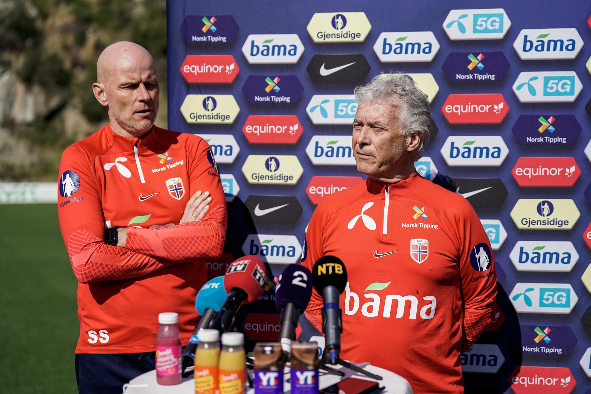 El seleccionador noruego de fútbol, Ståle Solbakken (izquierda), junto al doctor Ola Sand, en Marbella. EFE/EPA/Fredrik Varfjell
