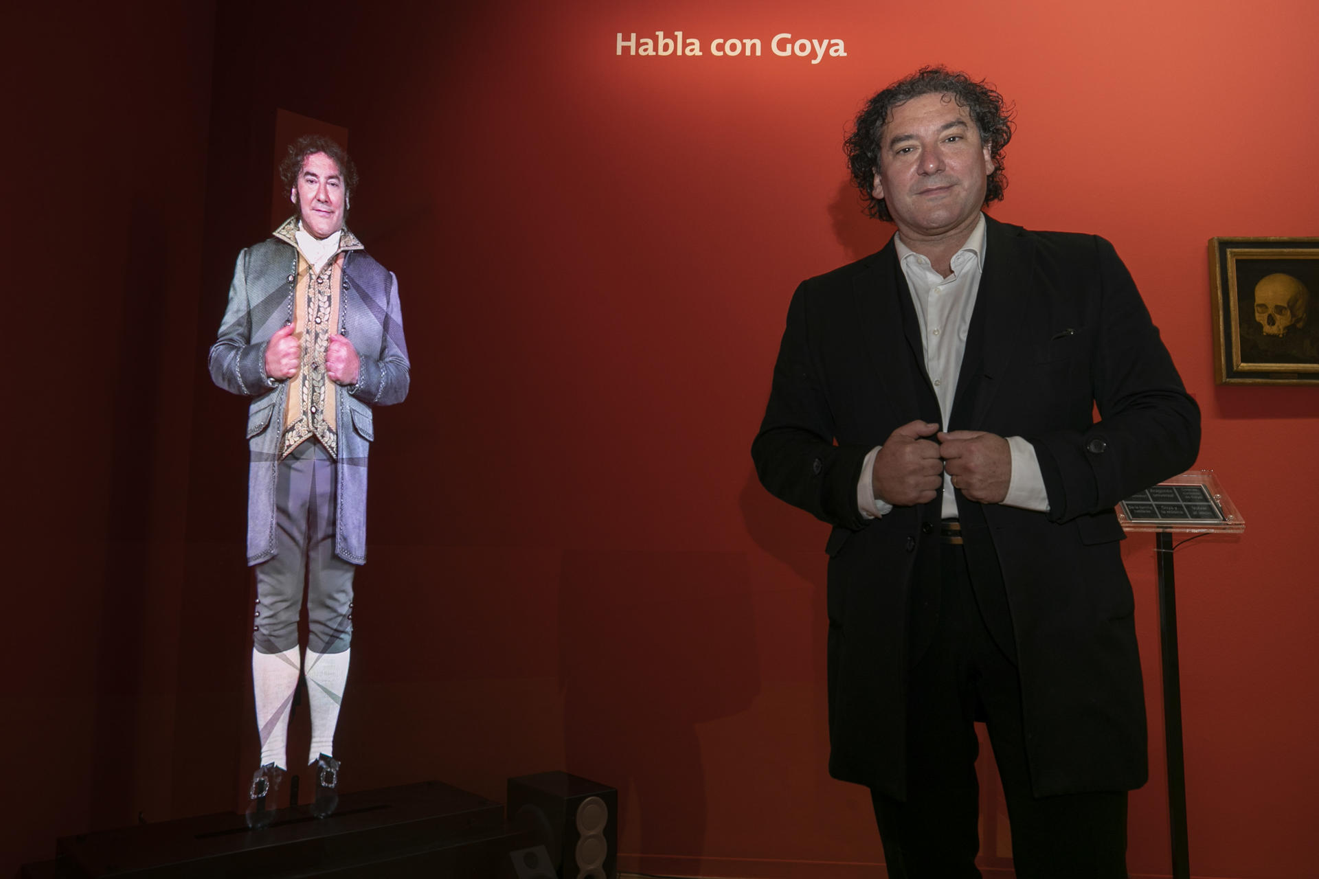 El actor que da vida al holograma de Goya posa ante él. La Lonja de Zaragoza inaugura la exposición "Yo soy Goya. La Zaragoza que viví, 1746-1775" que estará abierta al público desde hoy y hasta el próximo 25 de junio y que pretende presentar la relación de Goya y Zaragoza durante los primeros 29 años de su vida, y para ello reconstruye escenarios en los que el artista desarrolló su vida familiar y sus aficiones.EFE/Javier Cebollada
