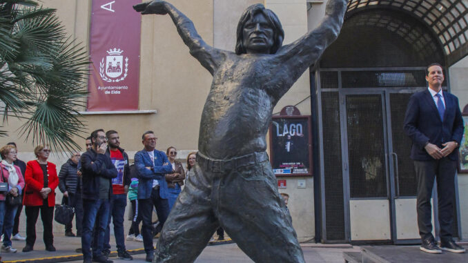 Descubrimiento de la estatua que la ciudad de Elda ha dedicado a Antonio Gades a cargo de María Esteve, hija del bailarín y coreógrafo; Eugenia Eiriz, viuda; y el alcalde la ciudad, Rubén Alfaro. EFE/Morell
