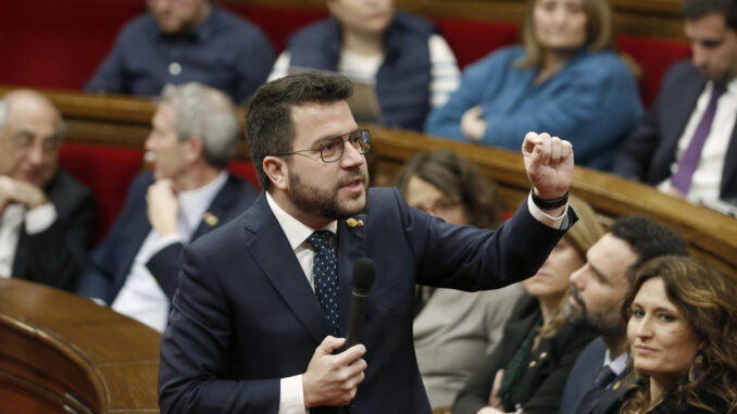 El presidente de la Generalitat, Pere Aragonès, durante la sesión de control al Govern que se celebra este jueves en el Parlament, a un día de la votación final de los presupuestos catalanes. EFE/Andreu Dalmau
