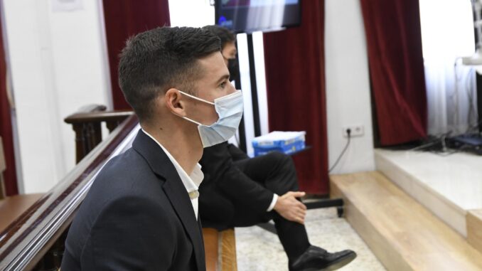 El futbolista Santi Mina sentado en el banquillo de los acusados en la sala de la Sección Tercera de la Audiencia Provincial de Almería en una foto de archivo. EFE / Carlos Barba
