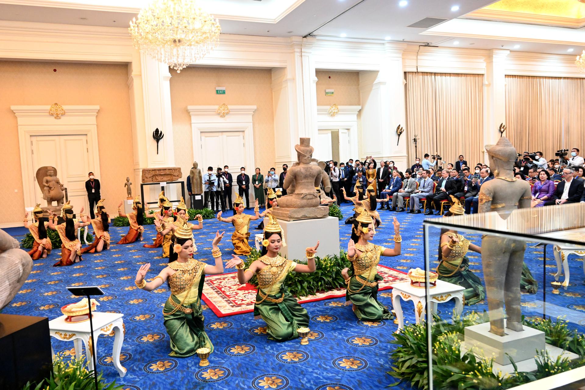 Fotografía proporcionada por el Gobierno camboyano muestra a bailarines actuando este viernes durante una ceremonia en el Palacio de la Paz en Phnom Penh, con motivo de la devolución de decenas de joyas expoliadas de monumentos y templos centenarios del Imperio de Angkor. EFE/EPA/Kok Ky / HANDOUT HANDOUT EDITORIAL USE ONLY/NO SALES
