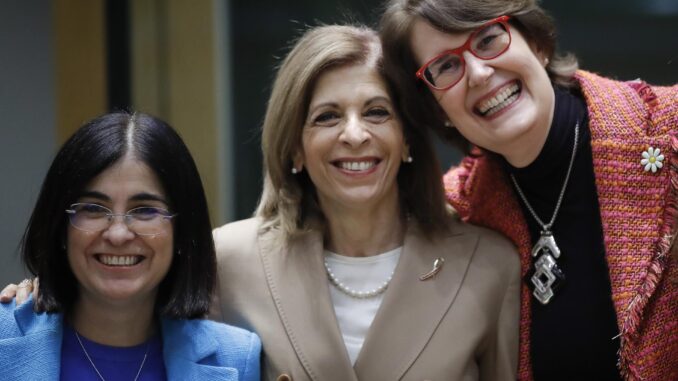 Carolina Darias, Stella Kyriakides y Sandra Gallina durante la reunión en Bruselas. EFE/EPA/OLIVIER HOSLET
