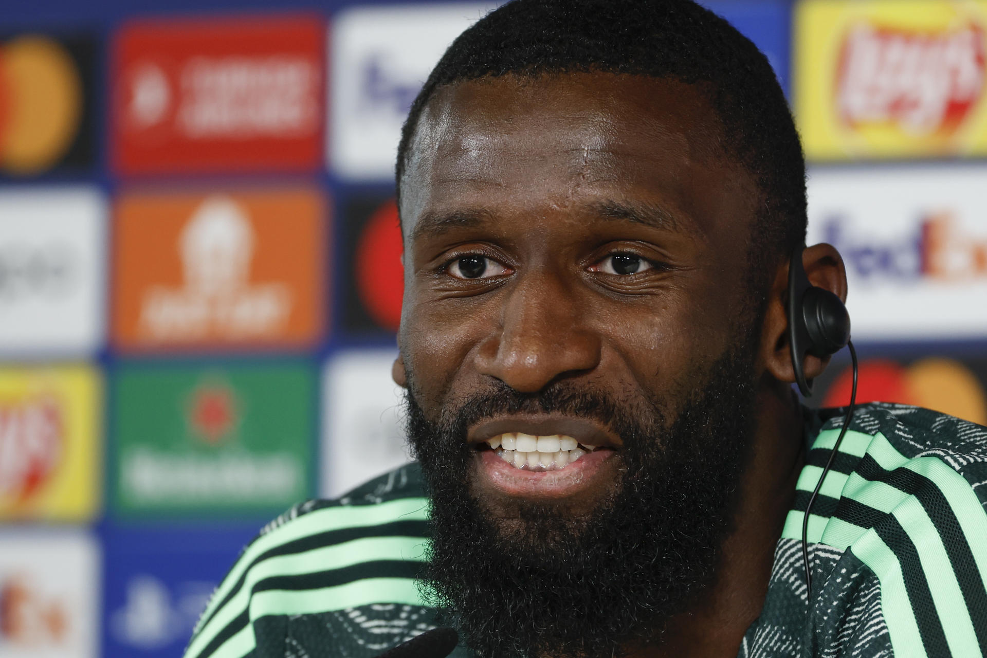 El centrocampista alemán del Real Madrid Antonio Rüdiger, durante la rueda de prensa posterior al entrenamiento que el equipo ha llevado a cabo en la Ciudad Deportiva de Valdebebas, previa al partido de Liga de Campeones que mañana disputarán ante el Liverpool en el estadio Santiago Bernabéu de Madrid. EFE/ J.J.Guillen
