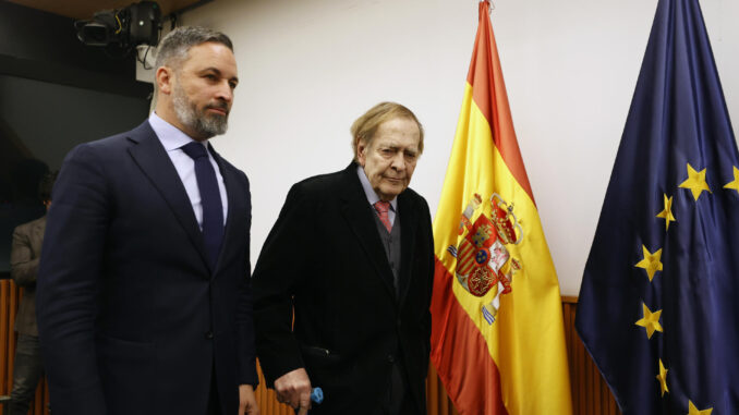 El candidato a la Presidencia del Gobierno, Ramón Tamames (d), acompañado del líder del partido, Santiago Abascal (i), informa de los motivos para pedir al Congreso que desaloje a Pedro Sánchez de La Moncloa, este jueves en el Congreso de los Diputados.EFE/Javier Lizón
