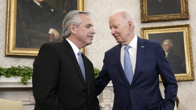 El presidente de Estados Unidos, Joe Biden (der.), se reúne con el presidente Alberto Fernández de Argentina en la Oficina Oval de la Casa Blanca, este 29 de marzo de 2023. EFE/EPA/Yuri Gripas / Pool
