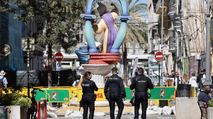 Cerca de 3.500 agentes de policía, además de 400 bomberos y un centenar de miembros de Protección Civil, velan por unas Fallas que se prevén multitudinarias al no haber restricciones por covid, por el buen tiempo, por caer los días finales en fin de semana y por ser festivo el próximo lunes, día 20, en la Comunidad de Madrid. EFE/ Ana Escobar
