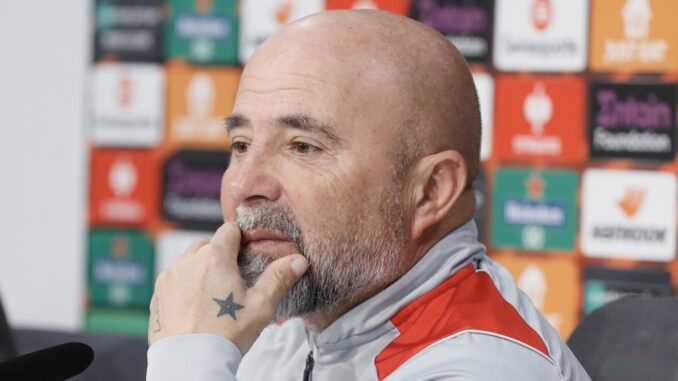 El entrenador del Sevilla, el argentino Jorge Sampaoli, en rueda de prensa tras el entrenamiento realizado con su plantilla previo al partido de ida de los octavos de final de la Liga Europa ante el Fenerbahçe de Estambul que disputarán en el estadio Sánchez Pizjuán de la capital hispalense. EFE/José Manuel Vidal
