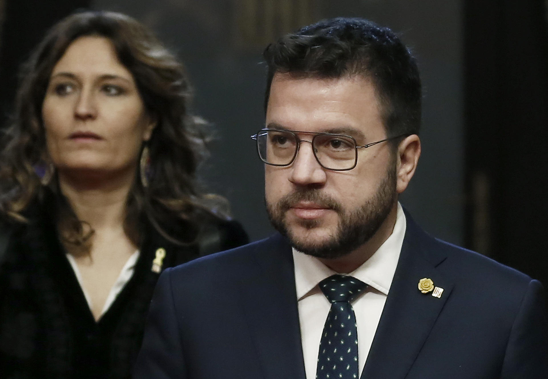 El presidente de la Generalitat, Pere Aragonès, junto a la consellera de la Presidencia, Laura Vilagrà, a su llegada a la sesión de control al Govern que se celebra este jueves en el Parlament, a un día de la votación final de los presupuestos catalanes. EFE/Andreu Dalmau
