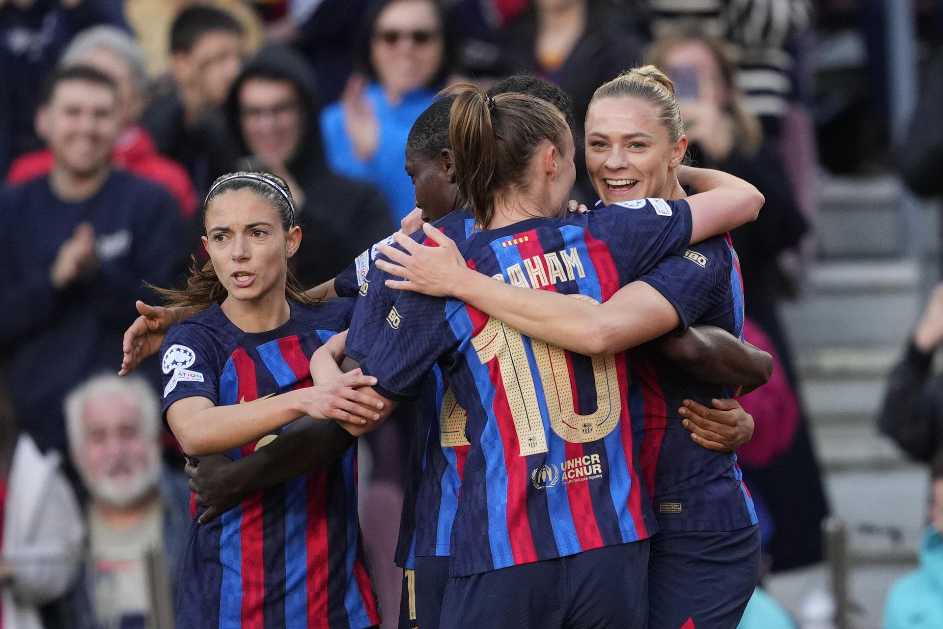 La delantera sueca del Barcelona Fridolina Rolfö celebra con sus compañeras tras marcar el 1-0 durante el encuentro de vuelta de cuartos de final de la Liga de Campeones femenina entre FC Barcelona y AS Roma, en el estadio Camp Nou, en Barcelona. EFE/ Alejandro García
