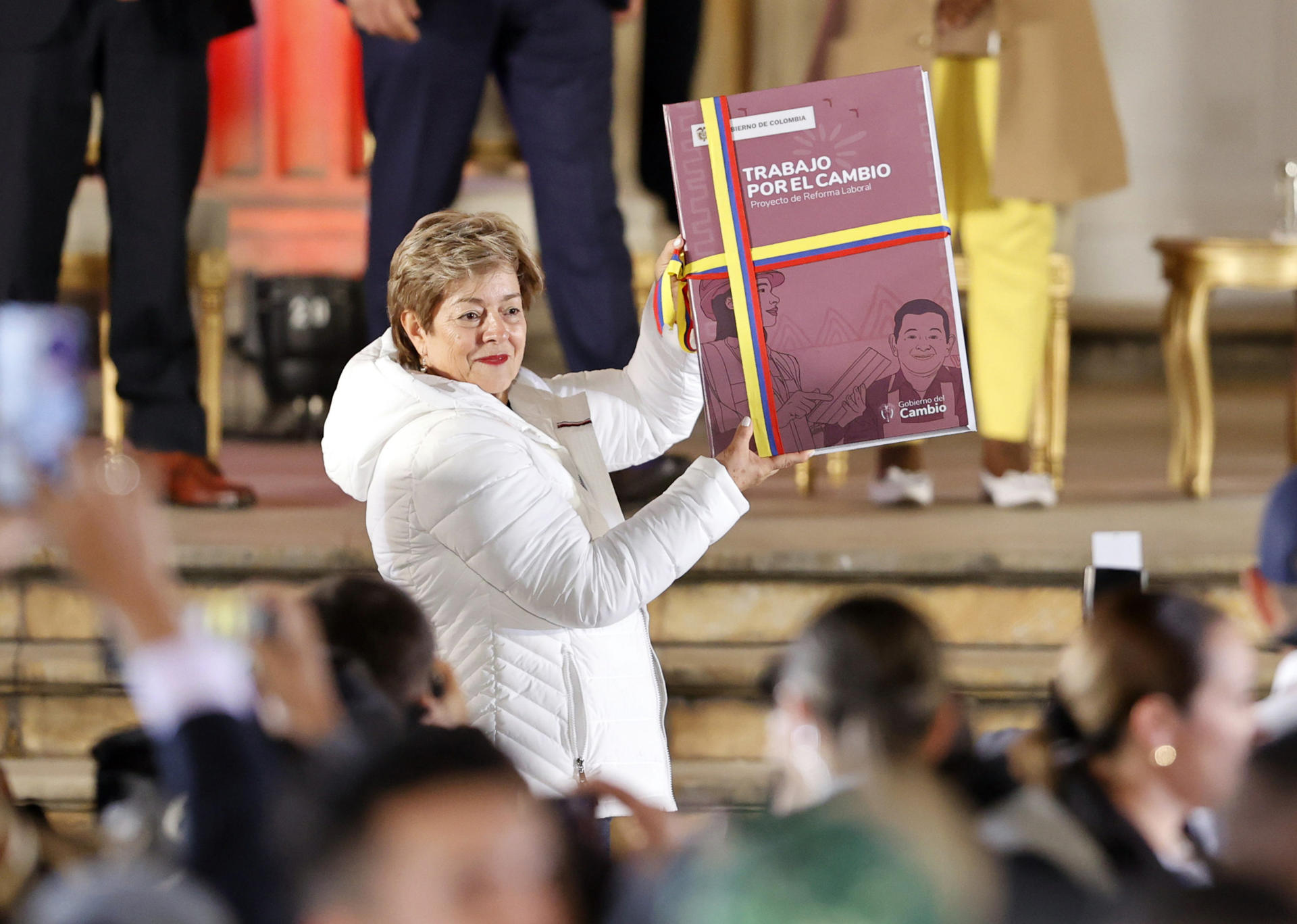 La ministra del Trabajo, Gloria Inés Ramírez Ríos (c), participa en un acto simbólico con motivo de la radicación de la ley de la reforma laboral hoy, en Bogotá (Colombia). EFE/Mauricio Dueñas Castañeda
