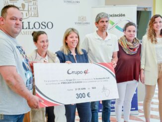 TEAcompaño recibe un cheque solidario gracias a los deportistas que participaron en la París-Roubaix