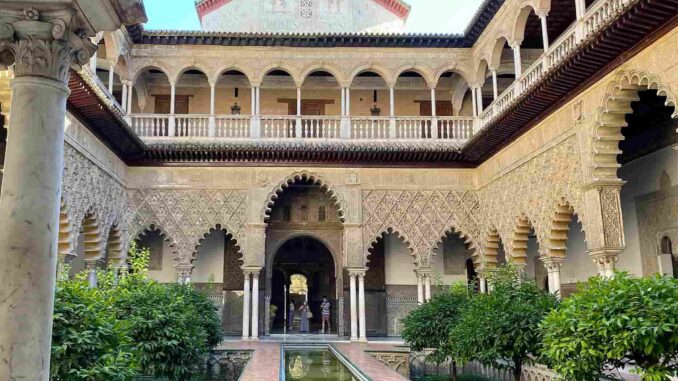 La muestra “Los pilares de nuestra cultura: Oriente y Occidente en los códices iluminados (s. XII – XVI)” llega al Real Alcázar