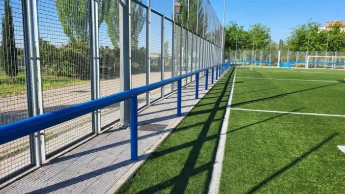 Comienza la instalación de protectores de vallado en los campos de fútbol municipales