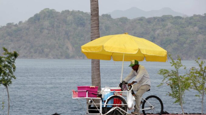 Un vendedor ambulante en un área turística a orillas de la ciudad de Panamá, en una imagen de archivo. EFE/Alejandro Bolívar
