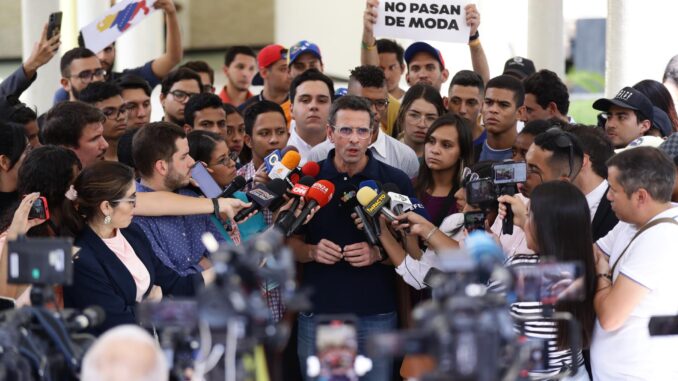 El candidato opositor Henrique Capriles habla hoy con medios tras reunirse con representantes de la Comisión Nacional de Primarias, en Caracas (Venezuela). EFE/ Rayner Peña R
