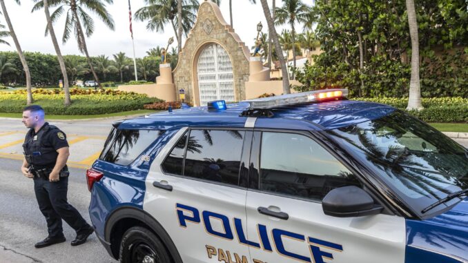 Vista de la vigilancia que prestan agentes en la residencia del expresidente estadounidense Donal Trump de Mar-a-Lago, en Palm Beach, Florida, este 3 de abril de 2023. EFE/Cristóbal Herrera
