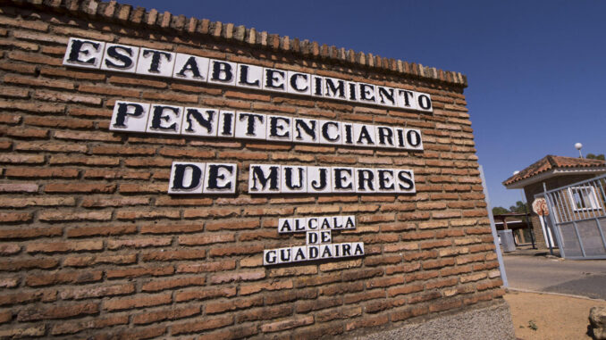 Imagen de archivo de la fachada del Centro Penitenciario de Mujeres de Alcalá de Guadaíra (Sevilla), donde ingresará la mujer detenida en la capital hispalense en relación con la muerte de su bebé recién nacido. EFE/ Rafa Alcaide
