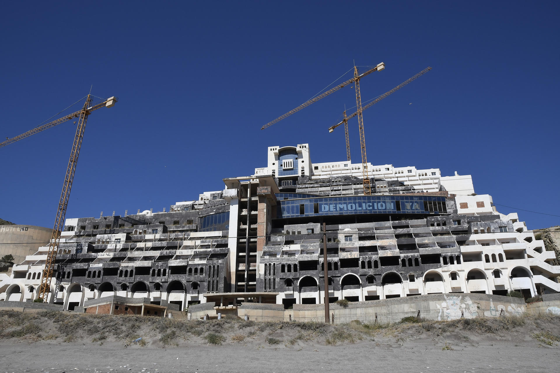 El Ayuntamiento de Carboneras (Almería) ha celebrado un pleno extraordinario en el que se ha desclasificado el paraje de El Algarrobico para declararlo no urbanizable, lo que facilitará que se anule la licencia del hotel construido por Azata del Sol y su posterior derribo. EFE/Carlos Barba
