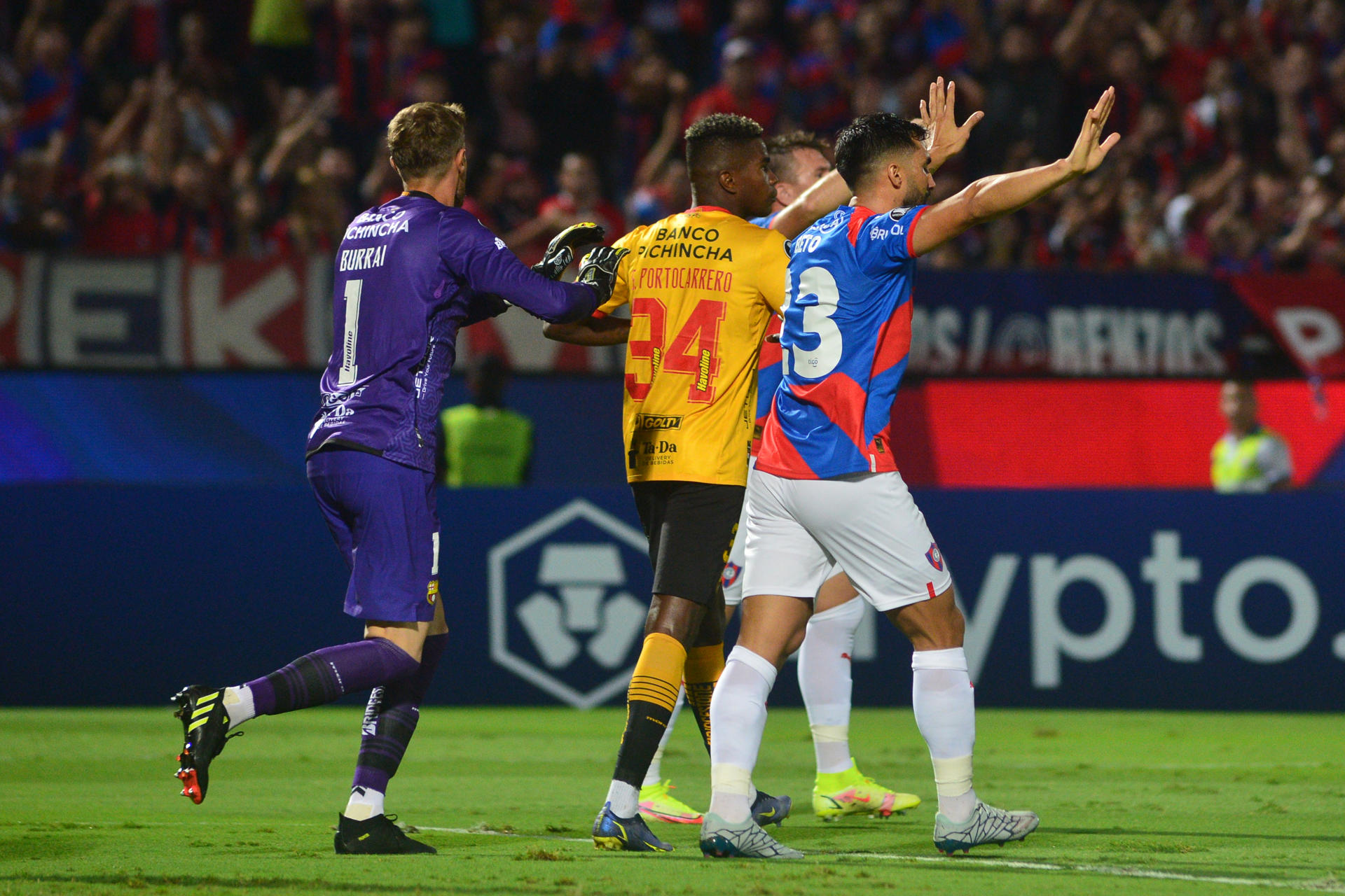 Jugadores de Cerro reclaman un penalti hoy, en un partido de la fase de grupos de la Copa Libertadores entre Cerro Porteño y Barcelona SC en el estadio General Pablo Rojas en Asunción (Paraguay). EFE/ Daniel Piris
