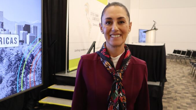 La jefa de Gobierno de Ciudad de México, Claudia Sheinbaum, sonríe durante una entrevista con Efe en la primera Cumbre de Ciudades de las Américas, el 27 de abril de 2023, en Denver, Colorado (EE.UU.). EFE/Octavio Guzmán
