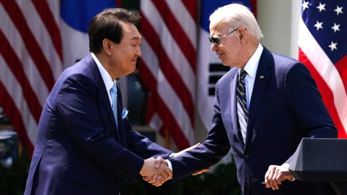 El presidente de los Estados Unidos, Joe Biden (d) se da la mano con el presidente de Corea del Sur, Yoon Suk Yeol (i) durante una conferencia de prensa conjunta en el Rose Garden de la Casa Blanca en Washington, DC, Estados Unidos.EFE/WILL OLIVER
