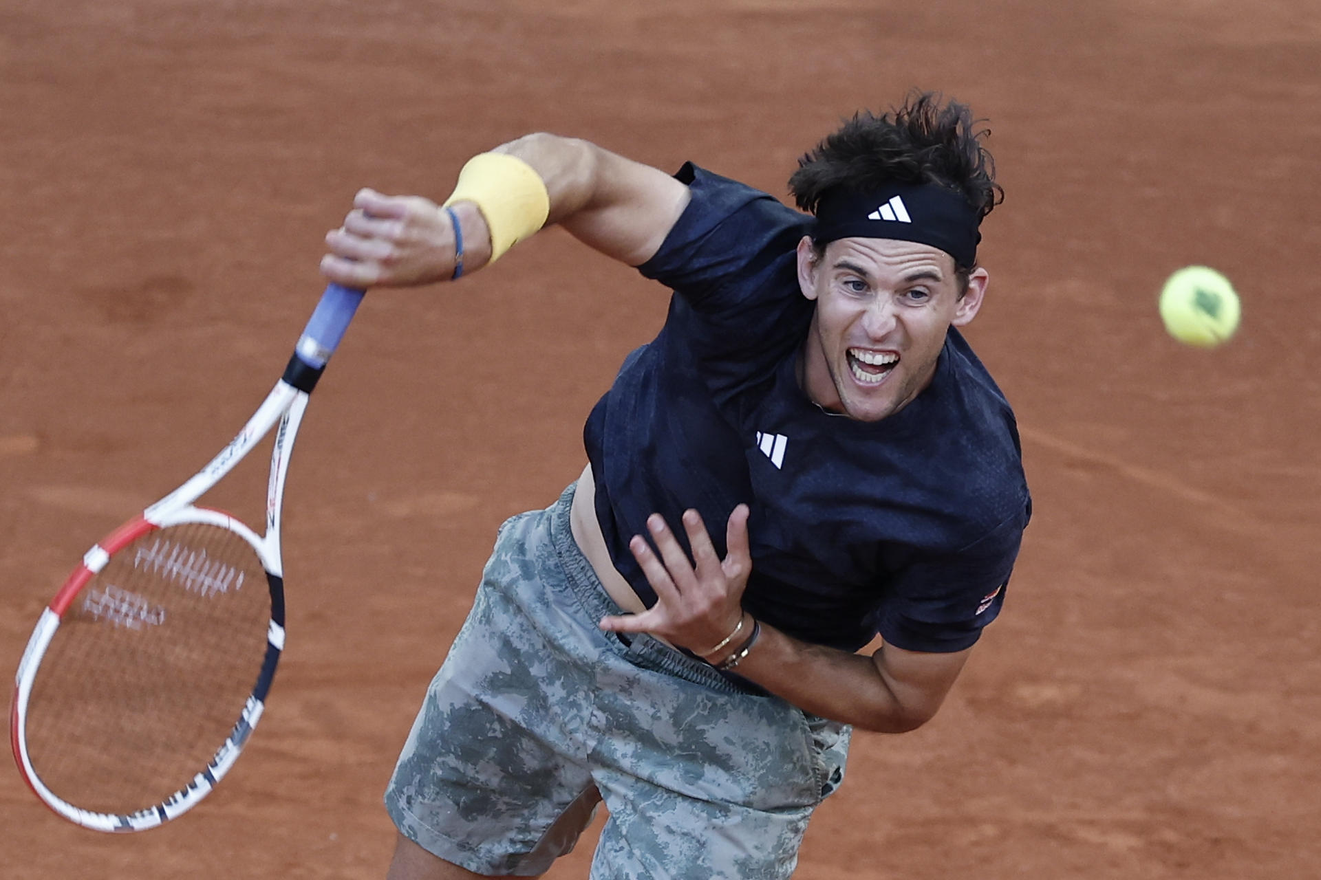 El tenista austriaco Dominic Thiem contra el tenista griego Stefanos Tsitsipas en un encuentro correspondiente a la segunda ronda del torneo Masters 1000 Mutua Madrid Open de Tenis disputado en la Caja Mágica, en Madrid. EFE/Sergio Pérez
