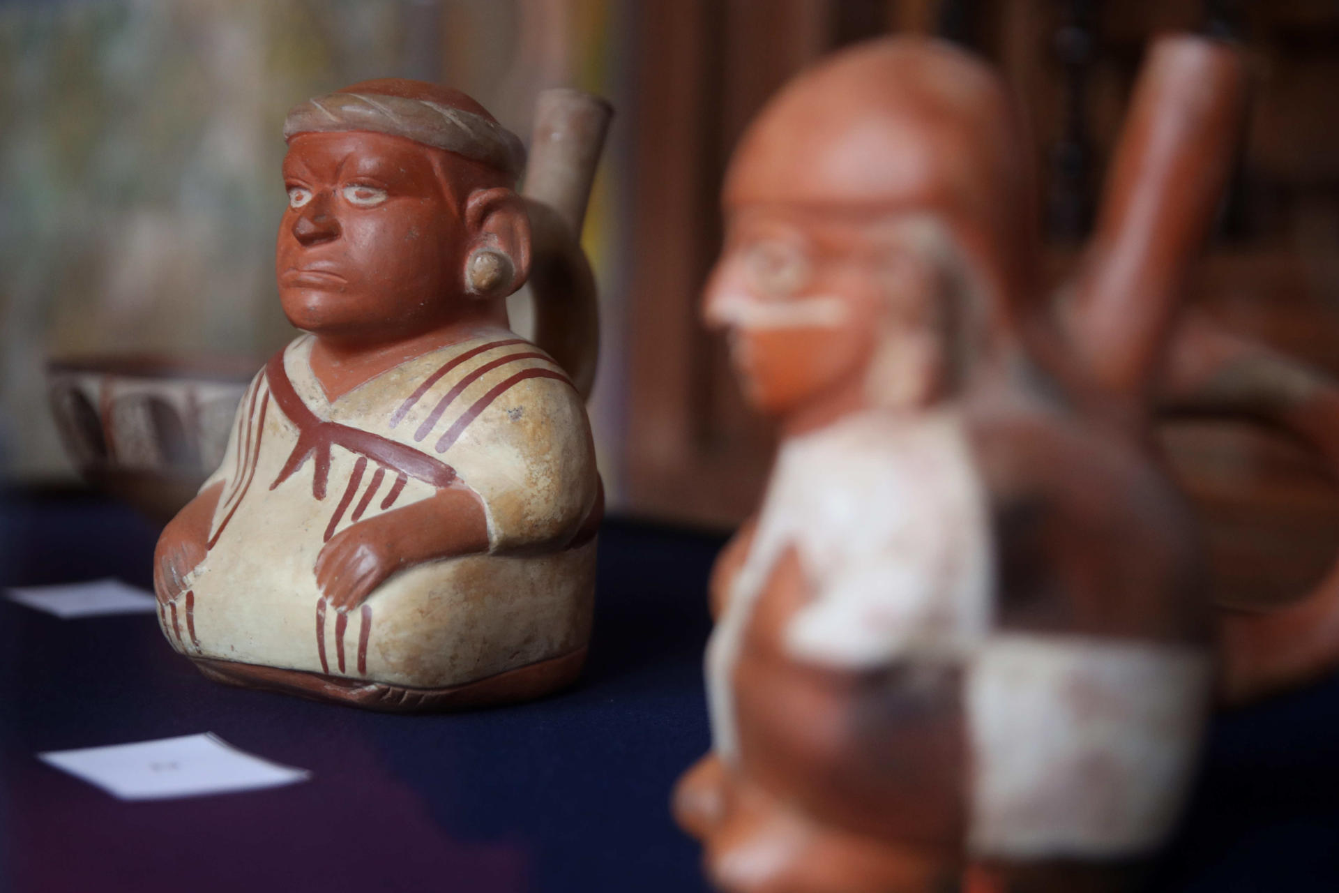 Fotografía de unas piezas arqueológicas prehispánicas Moche, Nazca y Chimú, en Lima (Perú). EFE/ Paolo Aguilar
