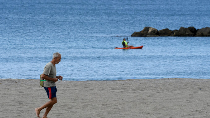 Un hombre hace ejercicio en la playa de El Zapillo en Almeria a primera hora de este miércoles.EFE/ Carlos Barba
