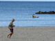 Un hombre hace ejercicio en la playa de El Zapillo en Almeria a primera hora de este miércoles.EFE/ Carlos Barba