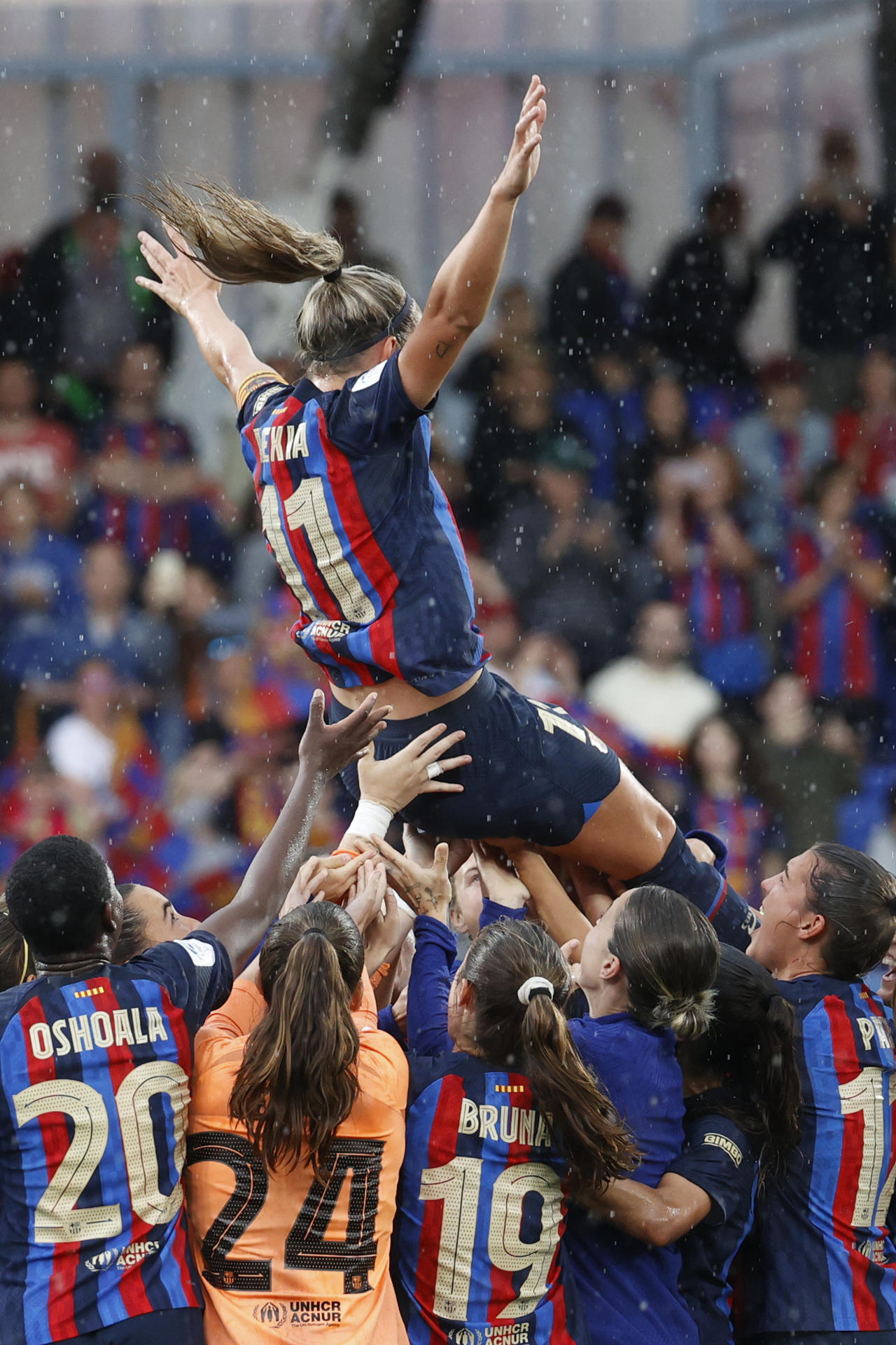 -Las jugadoras del Barcelona celebran su victoria manteando a la capitana Alexia Putellas tras ganar 3-0 el partido correspondiente a la jornada 27 de la Liga F que Barcelona y Sporting de Huelva disputan este domingo en el Estadi Johan Cruyff de la Ciudad Condal. EFE/ Toni Albir
