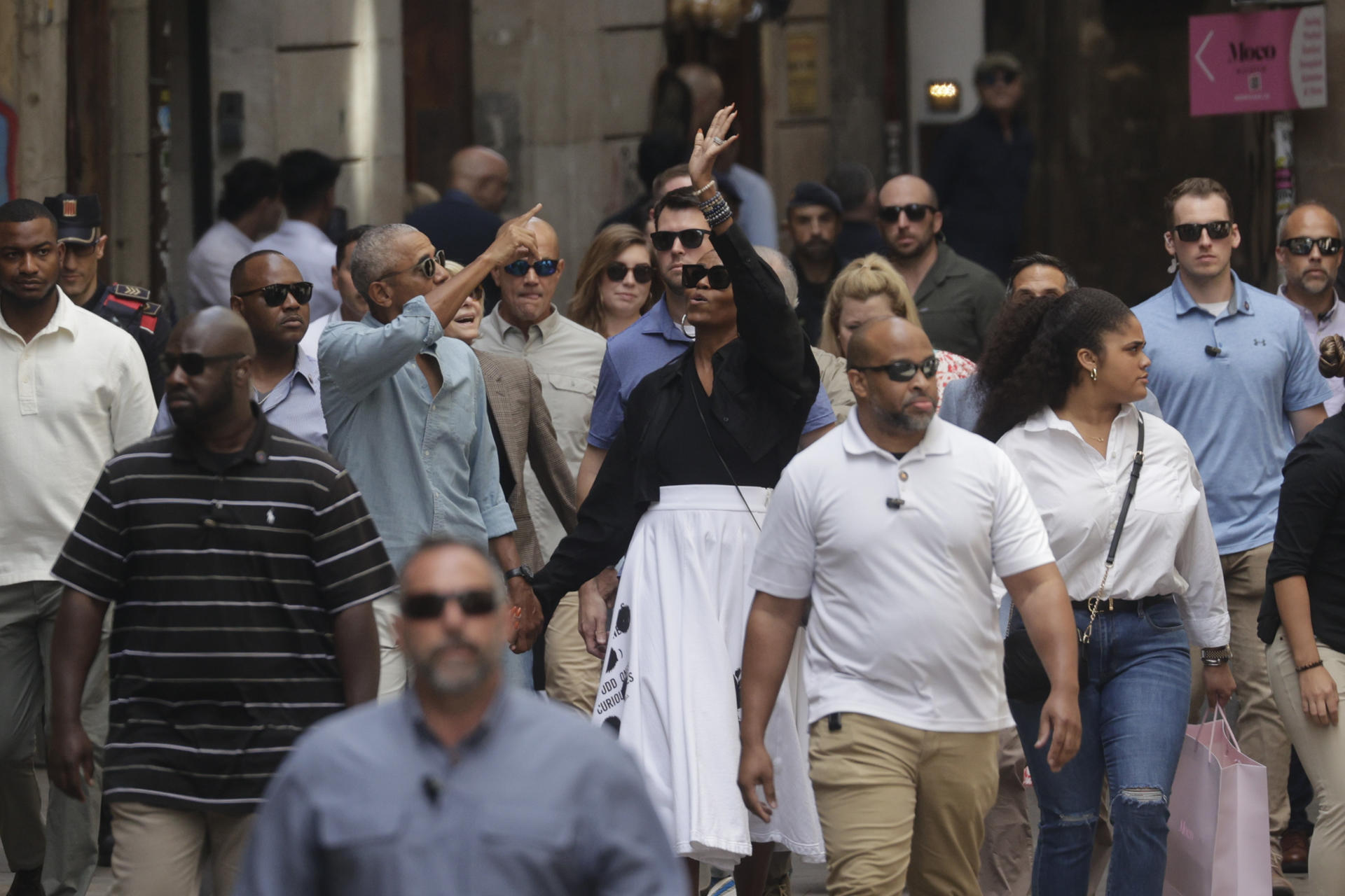 El expresidente norteamericano Barack Obama y su mujer Michelle, salen del MOCO Museum de Barcelona en el marco de su visita privada a la capital  catalana donde esta noche asistirán al primero de los conciertos de Bruce Springsteen. EFE/ Quique  García
