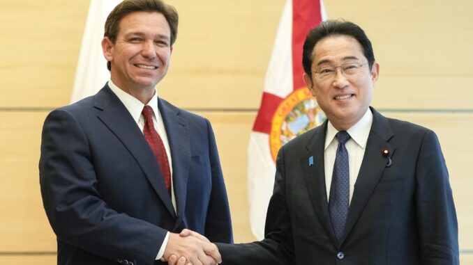 El gobernador de Florida, Ron DeSantis (I), y el primer ministro japonés, Fumio Kishida (D), en Tokio. EFE/EPA/KIMIMASA MAYAMA / POOL
