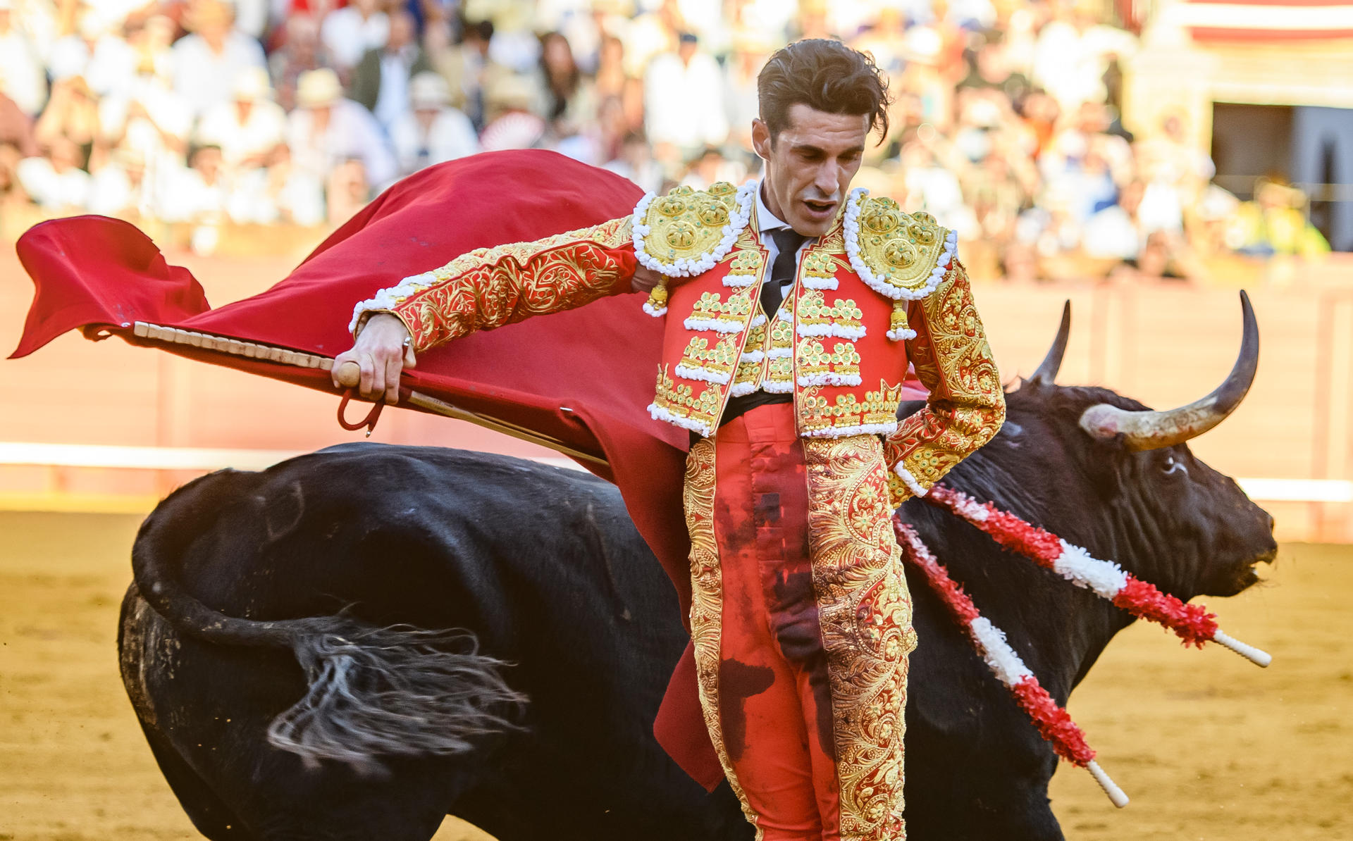 El diestro Alejandro Talavante en la lidia a su segundo toro, esta tarde en la Plaza de la Maestranza de Sevilla, durante el ciclo continuado da festejos de la Feria de Abril. EFE/Raúl Caro
