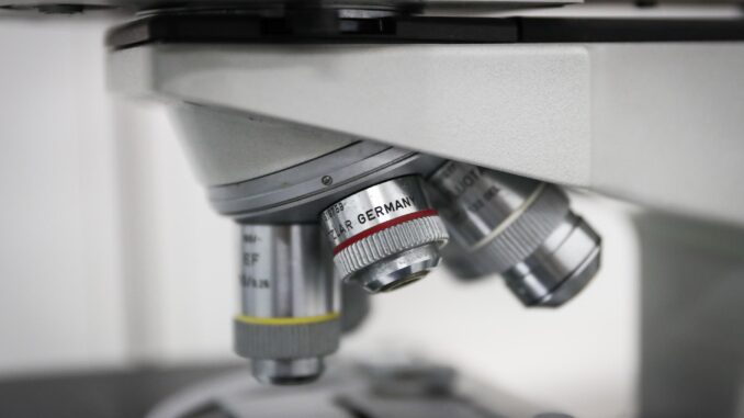 Vista de un microscopio en un laboratorio, en una fotografía de archivo. EFE/Raúl Martínez
