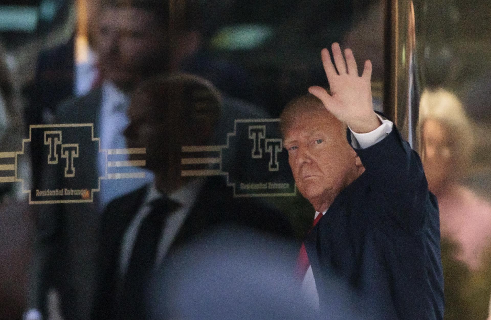 El expresidente estadounidense, Donald Trump, llega este lunes al rascacielos de su propiedad, la Torre Trump en Nueva York (EE.UU.). EFE/EPA/JUSTIN LANE
