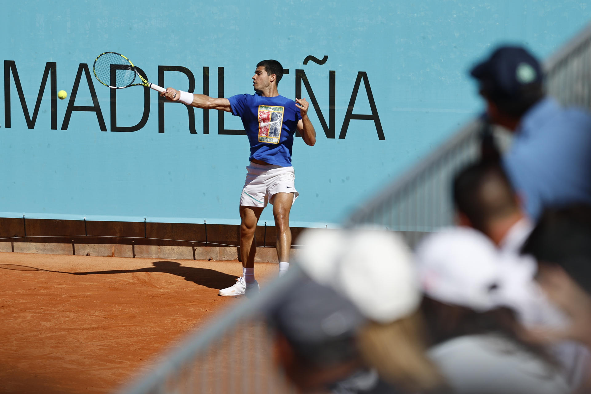 El tenista español Carlos Alcaraz durante un entrenamiento en la Caja Mágica en Madrid, en el marco del Masters 1000 de Madrid. EFE/ Rodrigo Jiménez
