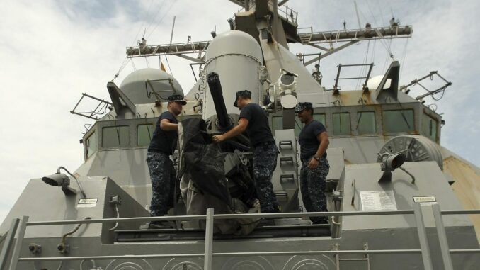 Personal a bordo del USS Milius, destructor lanzamisiles de la Marina de Estados Unidos, en una fotografía de archivo. EPA/FRANCIS R. MALASIG
