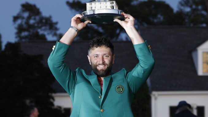 El golfista español Jon Rahm alza el trofeo de campeón tras ganar el Másters de Augusta (Estados Unidos). EFE/ John G Mabanglo
