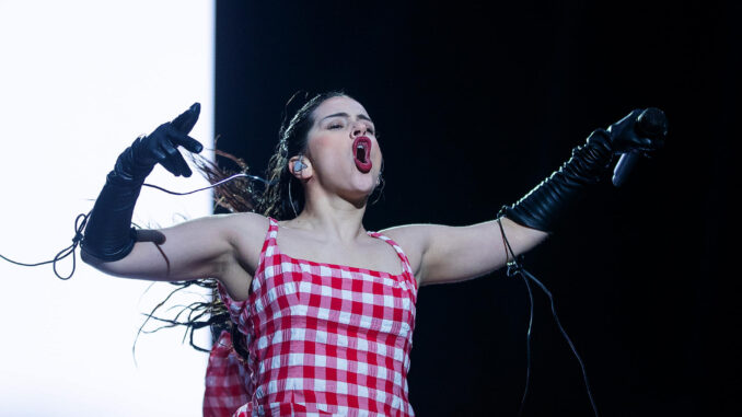 La cantante española Rosalía en el festival AXE Ceremonia en el Parque Bicentenario de Ciudad de México, EFE/Isaac Esquivel
