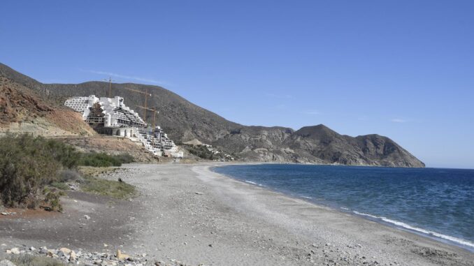 El Ayuntamiento de Carboneras (Almería) ha celebrado un pleno extraordinario en el que se ha desclasificado el paraje de El Algarrobico para declararlo no urbanizable, lo que facilitará que se anule la licencia del hotel construido por Azata del Sol y su posterior derribo. EFE/Carlos Barba
